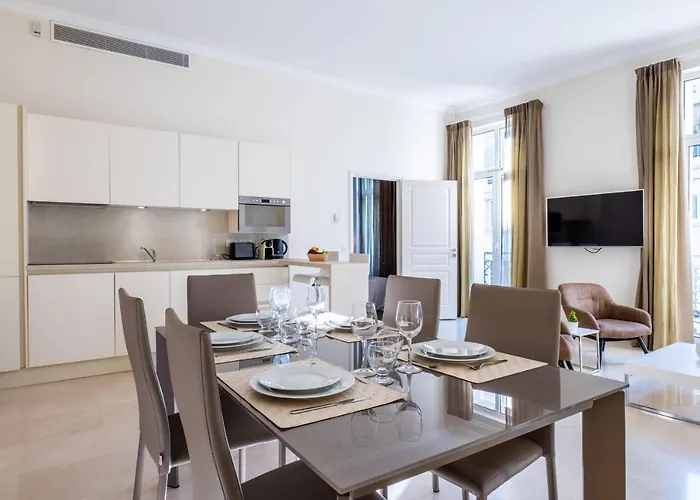 2-br Steps From The Palais Des Festivals شقة