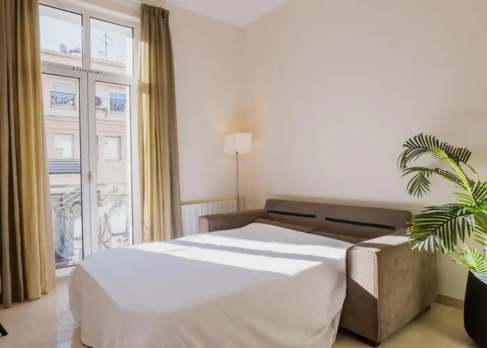 2-br Steps From The Palais Des Festivals شقة *